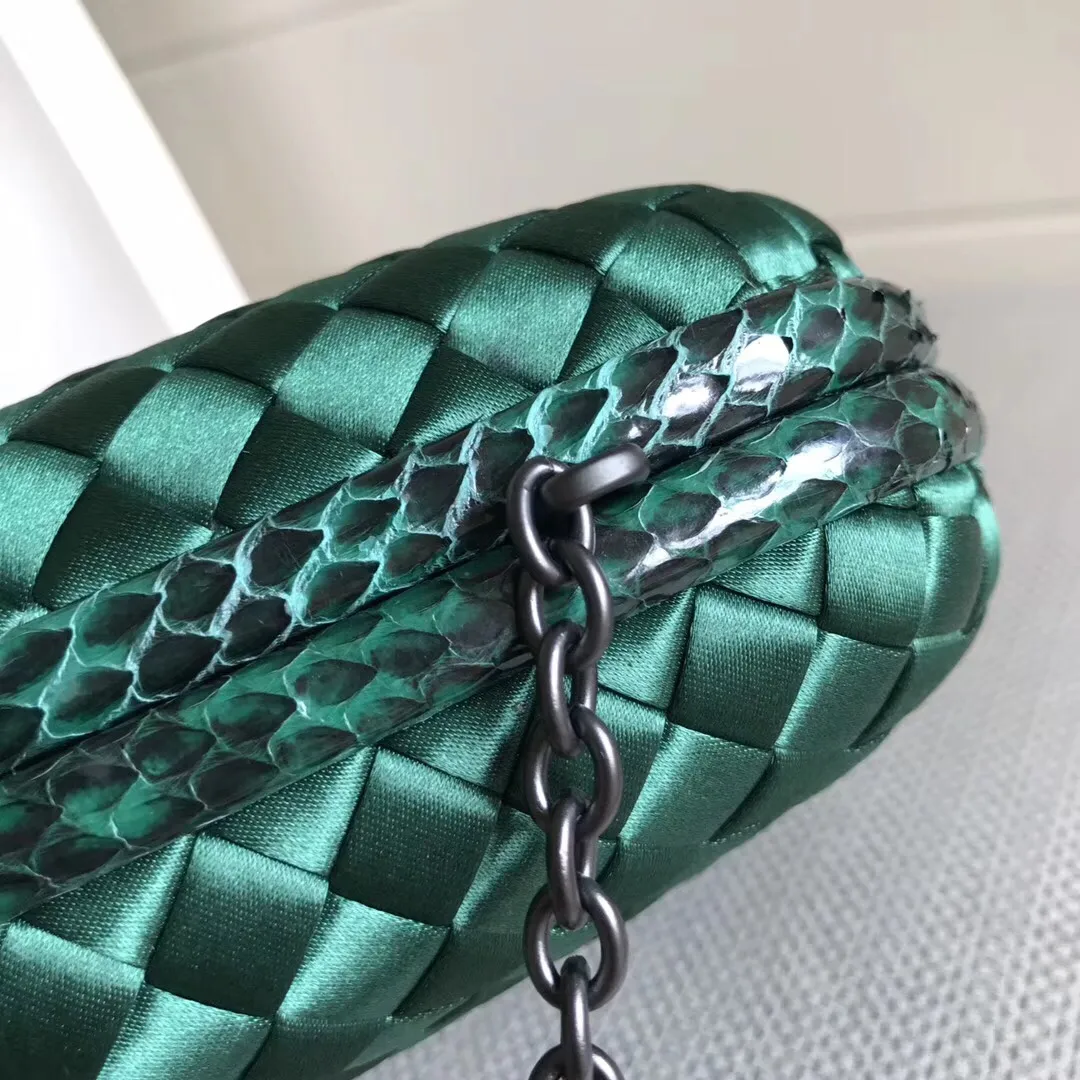 Model 8651 The popular Knot clutch ~ is made of exquisite Japanese silk fabric with freshwater snakeskin piping. It looks elegant when worn cross-body or in the hand. Petite girls can also handle it. It can hold 2 iPhone X phones. Size: 20cm*12cm M56530